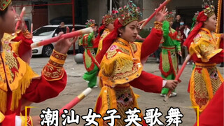闪下闪下！女子英歌队来啦！