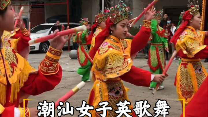 闪下闪下！女子英歌队来啦！