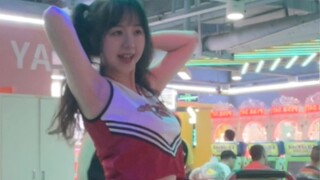 Wearing cheerleading uniforms and playing dance machines, full of energy, hot summer, hot me