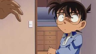 Conan gave Kogoro a massage