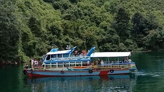 Jalan jalan ke danau Toba liat batu gantung😯