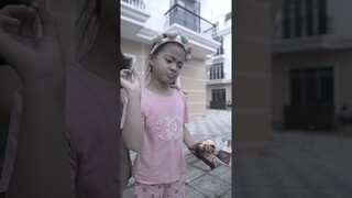 SHK - Hành Động Xấu Xí Của Cô Bé Với Người Ăn Xin - The Little Girl's Ugly vs Beggar #shorts #sad