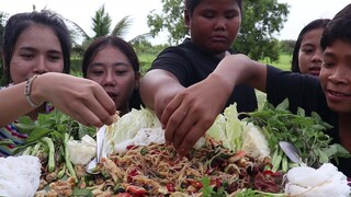 กินส้มตำกับใส่ย่างหอมๆ เเซ่บคัก