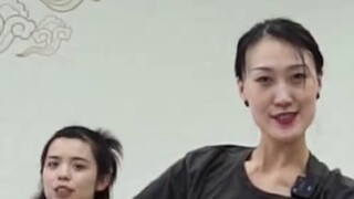 Madam Shexiang’s serious dance teaching is very serious.