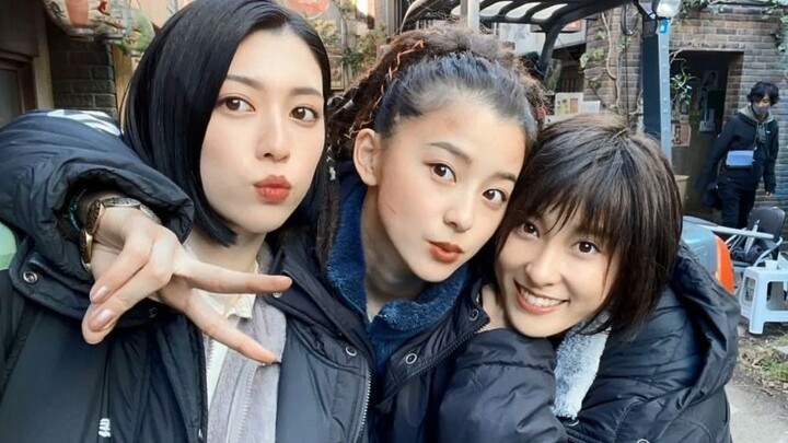 [Alice in Borderland 2] The three beauties took a group photo behind the scenes after filming. They 