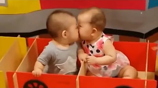 L O V E และ First K I S S! – วิดีโอที่น่ารักที่สุดที่คุณสามารถหาได้ในวันนี้!