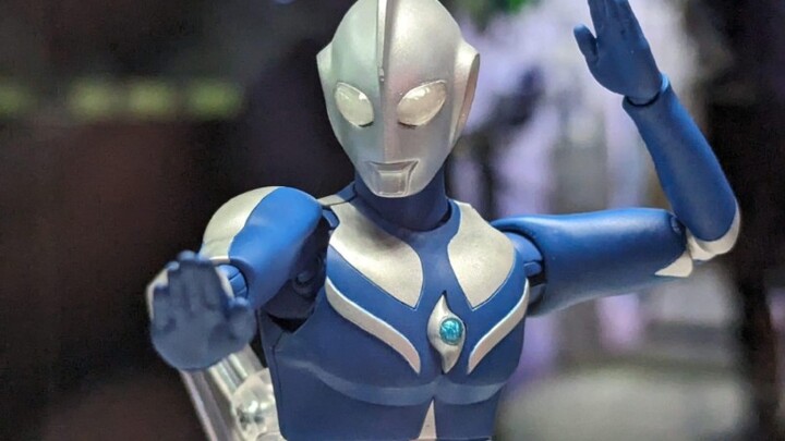 Referensi produk SHF Ultraman Gauss Bentuk Dewa Bulan