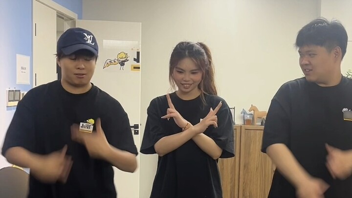 I actually taught Xiaochao's team to dance?