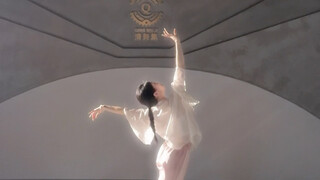 ในพริบตา เงาที่สดใสและแสงลอยสะท้อนพระราชวัง