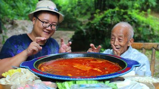 "ปลาเฉาฮื้อซุปเปรี้ยวปลาหม้อไฟ" อร่อยสุด ๆ ซดยันน้ำซุป