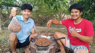 เม็ดกระบก คั่วให้หอมๆ กินอร่อย  กรอบ มัน รสชาติอร่อย.