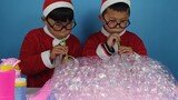 Ozawa dan saudaranya bermain dengan meniup gelembung. Mereka meniup banyak gelembung besar dan bulat