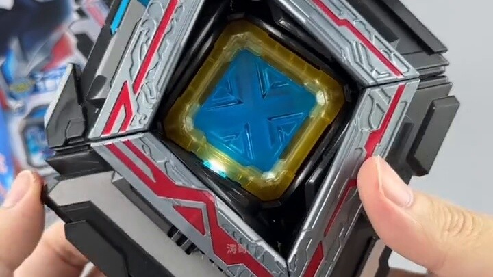 Have you ever seen Ultraman transforming using the Rubik's Cube?