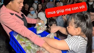 Như Ý giỏi giang, giúp mẹ DIVA Cát Thy bán gần hết 1 rổ bánh tráng trộn