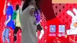 [Random Dance] A fan goes crazy while dancing