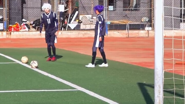 Doing blue lock cosplay with my 50-something mom! ? And playing football together! ?