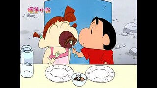 [Crayon Shin-chan] Makan barbekyu bersama Nini, menggemukkan daging sapi dalam panci besi dan menamb