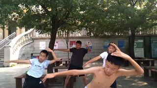 【新宝岛】四个小猛男在学校里跳新宝岛（播放破万倒立洗头）