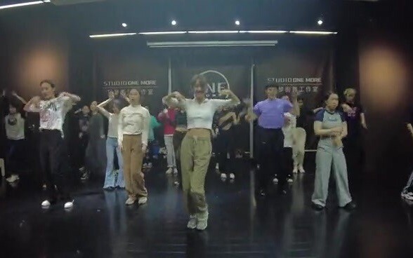 Everything can be WAACK!!! Foreign wife and local man waacking choreography!!!