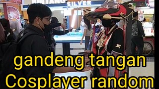 Gandeng Tangan Cosplayer Random #cosplay #trending #viral #yuliusalviano #melamarcosplayer #anime