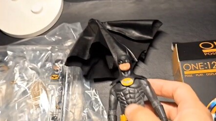 Đây có phải là điều Keaton Batman của Mezco đang làm không? ? ? Tôi muốn nôn ra máu