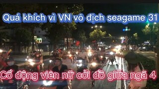 Việt Nam vô địch seagame 31, cổ động viên nữ ăn mừng ngay giữa ngã tư