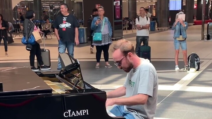 เล่นเปียโนที่สนามบิน... "Bohemian Rhapsody"