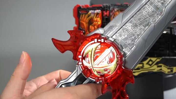 [Cửa hàng Play mô hình] Bắn và rút kiếm! Đánh giá về Driver của Kamen Rider Holy Blade DX Holy Sword