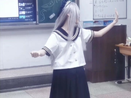 Di pesta Hari Tahun Baru sekolah menengah, peralatan makan yang pelit digunakan