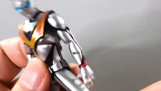 Sự khác biệt giữa một Ultraman lậu trị giá hàng chục nhân dân tệ và một Ultraman chính hãng trị giá 