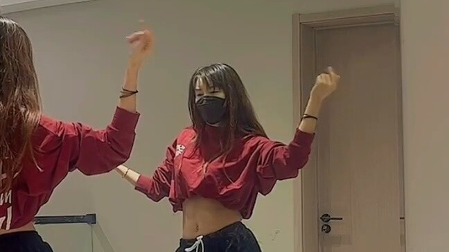 Analisis tarian "gadis sedih suka uang" di ruang latihan Jennie