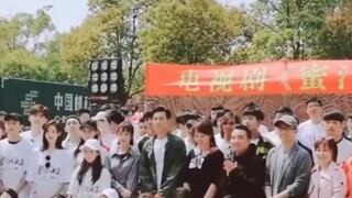 杨紫李现，一起闹一起笑。