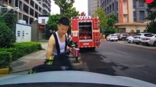 Heartwarming! The firefighter lay on the hood and ate instant noodles. He was worried that the car w