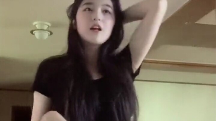 Aku memaksakan diriku untuk menjadi seksi demi beberapa like setiap hari. Aku tidak dapat mengendali