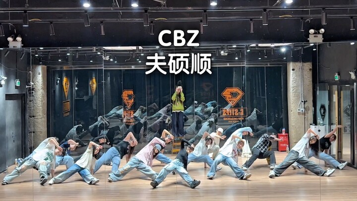16个克拉一起跳CBZ虎子的下地劈叉是什么体验