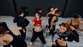 Jennie's new song 'Mantra' dance practice room!