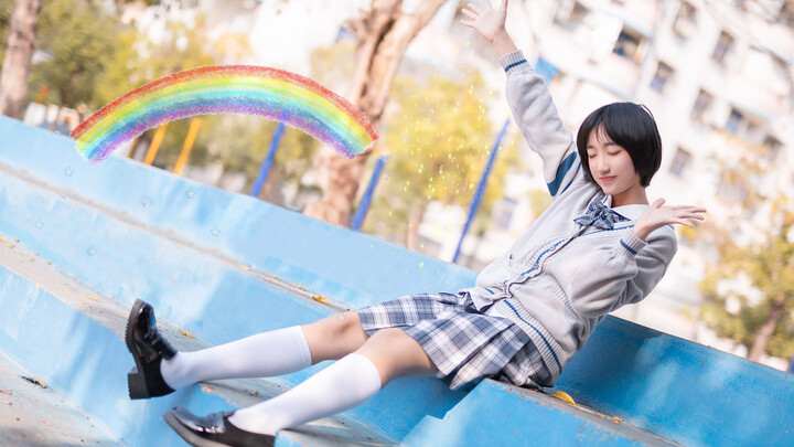 Rainbow Rhythm. Siswi SMA 15 tahun menari di sekolah. [Luohan]