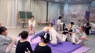 〖芭蕾舞〗随堂小测—基本功（前手翻）
