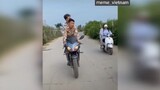 Khi tao đi moto và gặp đồng bọn