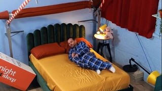 沙雕发明小哥Joseph的最新作品：全自动铺床装置。如果明早起来不用收拾残局，那就更好了