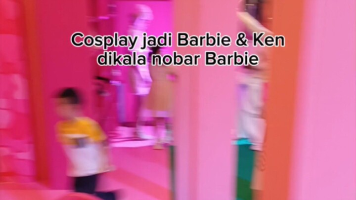 Cosplay sambil Nobar Barbie