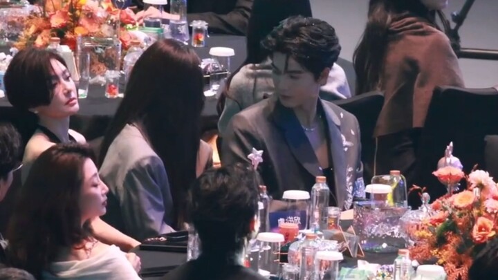 Lin Ziye datang untuk mengobrol dengan Yu Shuxin dan Zhang Linghe cr: lihat tanda air
