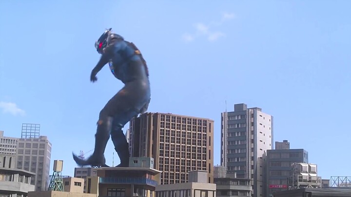 Ultraman: Are you worthy enough to climb to the roof? Monster: Meow~!