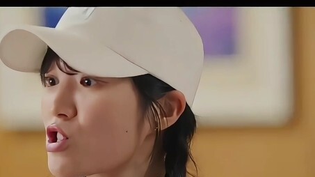 Xiaoru's bang bang fist sounds are hilarious. She really knows how to hit people.