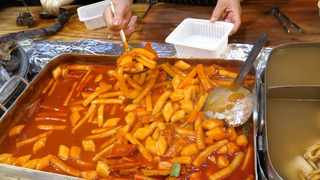 ร้านต็อกปกกีในตลาดซันบน! - ขนมยอดนิยมในตลาดเกาหลี
