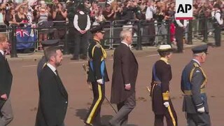 Queen's coffin carried along the Mall