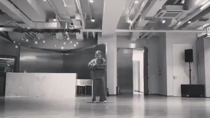 [Red Velvet] RV official IG update, Seulgi practices solo dance in the studio.