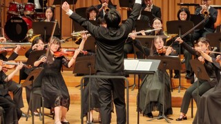 When playing the song "Attack on Titan", the audience handed the conductor the Survey Corps uniform 