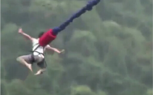 Người đàn ông kiếm tiền bằng cách nhảy bungee! ! !