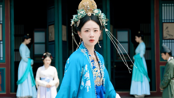 Although this sister dances enchantingly, her earrings are still very stable!